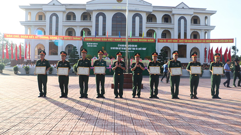 Đại diện các đơn vị nhận danh hiệu Đơn vị vững mạnh toàn diện "Mẫu mực, tiêu biểu".