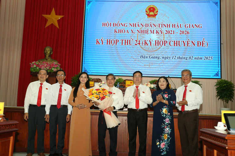 Tặng hoa chúc mừng đồng chí Đồng Văn Thanh, Bí thư Tỉnh ủy đắc cử Chủ tịch Hội đồng nhân dân tỉnh Hậu Giang khóa 10, nhiệm kỳ 2021-2026.