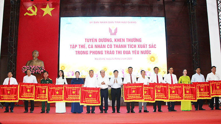 Tặng Cờ thi đua của Ủy ban nhân dân tỉnh Hậu Giang cho các tập thể.