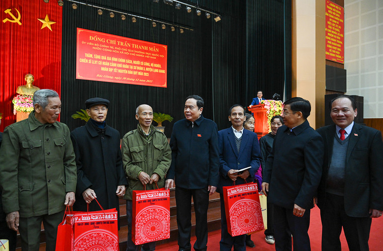 Phó Chủ tịch Thường trực Quốc hội Trần Thanh Mẫn, Bí thư Tỉnh ủy Bắc Giang Dương Văn Thái thăm hỏi, chúc Tết gia đình chính sách, hộ nghèo. Phó Chủ tịch Thường trực Quốc hội Trần Thanh Mẫn, Bí thư Tỉnh ủy Bắc Giang Dương Văn Thái thăm hỏi, chúc Tết gia đình chính sách, hộ nghèo.