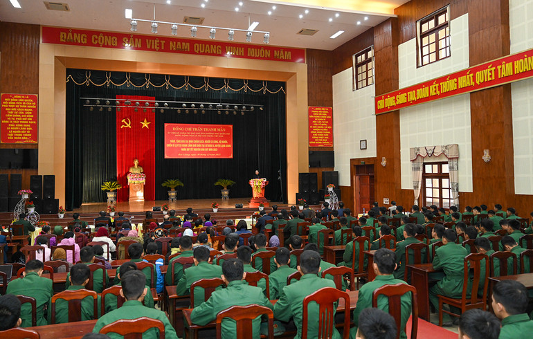 Tại Hội trường Sư đoàn 3, xã Quang Thịnh, huyện Lạng Giang, Phó Chủ tịch Thường trực Quốc hội cùng đoàn công tác và lãnh đạo tỉnh Bắc Giang đến thăm, tặng quà cho gia đình chính sách, hộ nghèo, chiến sĩ lực lượng vũ trang có hoàn cảnh khó khăn. Tại Hội trường Sư đoàn 3, xã Quang Thịnh, huyện Lạng Giang, Phó Chủ tịch Thường trực Quốc hội cùng đoàn công tác và lãnh đạo tỉnh Bắc Giang đến thăm, tặng quà cho gia đình chính sách, hộ nghèo, chiến sĩ lực lượng vũ trang có hoàn cảnh khó khăn.