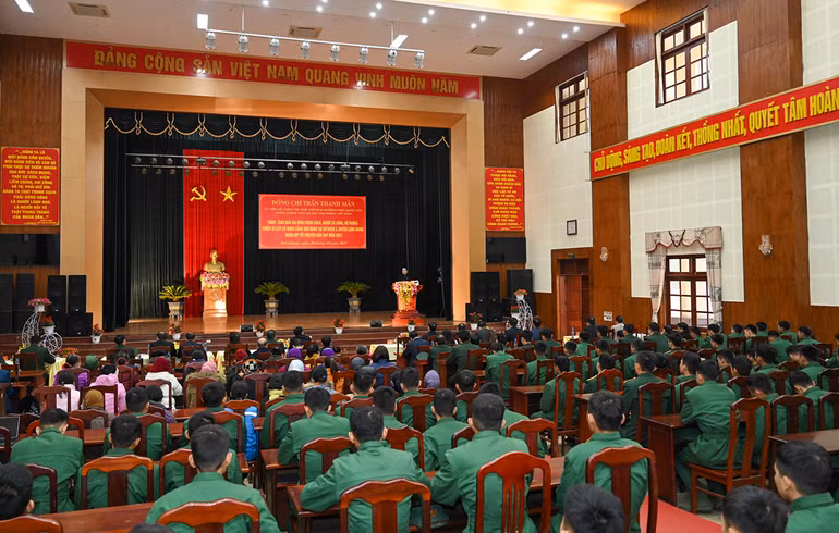 Tại Hội trường Sư đoàn 3, xã Quang Thịnh, huyện Lạng Giang, Phó Chủ tịch Thường trực Quốc hội cùng đoàn công tác và lãnh đạo tỉnh Bắc Giang đến thăm, tặng quà cho gia đình chính sách, hộ nghèo, chiến sĩ lực lượng vũ trang có hoàn cảnh khó khăn.