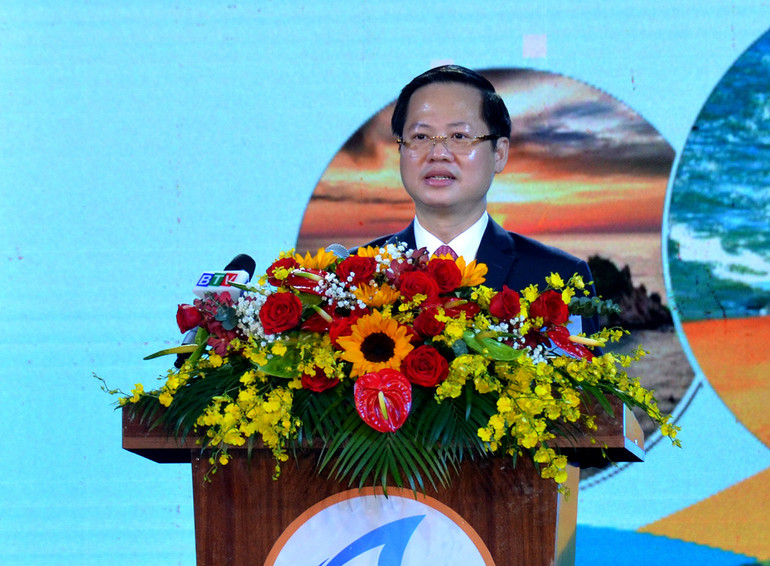 Chủ tịch UBND tỉnh Bình Thuận Đoàn Anh Dũng công bố Năm Du lịch quốc gia 2023 do Bình Thuận đăng cai tổ chức với chủ đề “Bình Thuận - Hội tụ xanh”.