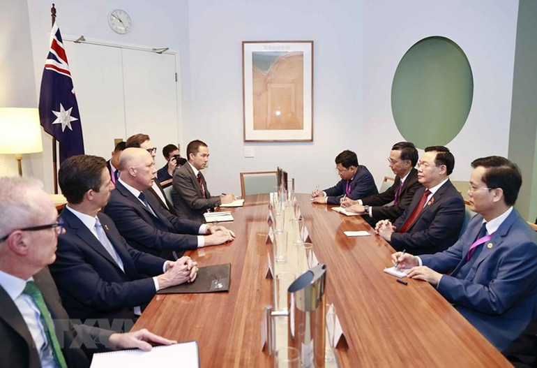 Chủ tịch Quốc hội Vương Đình Huệ tiếp Lãnh đạo Đảng đối lập tại Hạ viện Peter Dutton và Thượng nghị sĩ của Đảng Tự do, Lãnh đạo Đối lập tại Thượng viện Simon Birmingham. (Ảnh: TTXVN) Chủ tịch Quốc hội Vương Đình Huệ tiếp Lãnh đạo Đảng đối lập tại Hạ viện Peter Dutton và Thượng nghị sĩ của Đảng Tự do, Lãnh đạo Đối lập tại Thượng viện Simon Birmingham. (Ảnh: TTXVN)