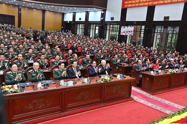 Các đồng chí lãnh đạo Đảng, Nhà nước và các đại biểu dự đại hội.