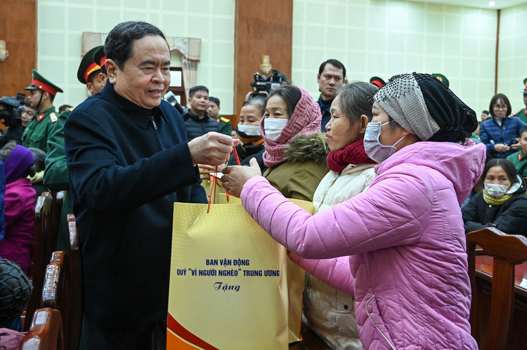 Phó Chủ tịch Thường trực Quốc hội Trần Thanh Mẫn tặng quà cho các gia đình chính sách, hộ nghèo tại huyện Lạng Giang. Phó Chủ tịch Thường trực Quốc hội Trần Thanh Mẫn tặng quà cho các gia đình chính sách, hộ nghèo tại huyện Lạng Giang.