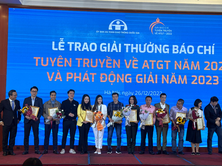 Phóng viên Báo Nhân Dân đoạt giải Nhì cuộc thi viết về an toàn giao thông.