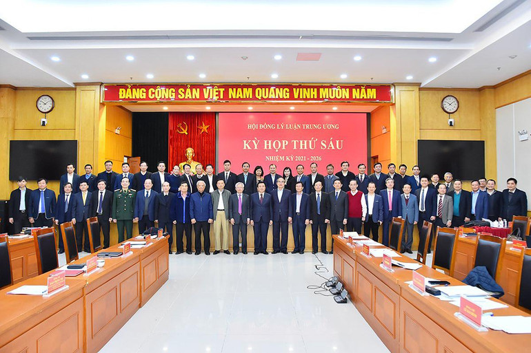 Các đại biểu, nhà khoa học, thành viên Hội đồng chụp ảnh lưu niệm. (Ảnh: THỦY NGUYÊN)
