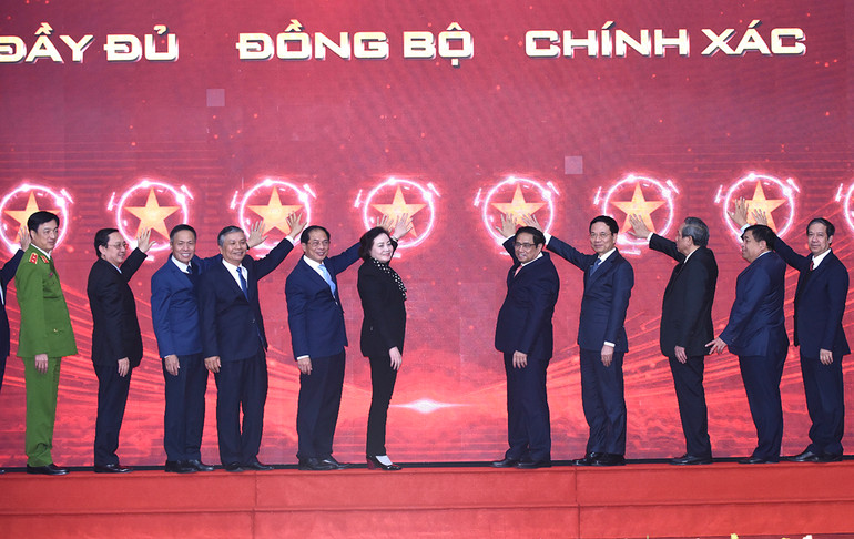 Thủ tướng Phạm Minh Chính và các đại biểu thực hiện nghi thức khai trương cơ sở dữ liệu quốc gia về cán bộ, công chức, viên chức trong cơ quan Nhà nước. Thủ tướng Phạm Minh Chính và các đại biểu thực hiện nghi thức khai trương cơ sở dữ liệu quốc gia về cán bộ, công chức, viên chức trong cơ quan Nhà nước.