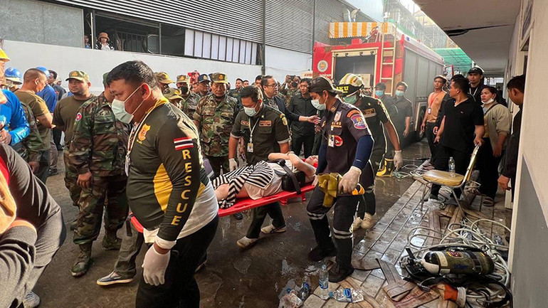 Lực lượng chức năng khẩn trương cấp cứu nạn nhân và tiếp tục tìm kiếm người mắc kẹt trong khu vực xảy cháy (Ảnh: cpp.org.kh)