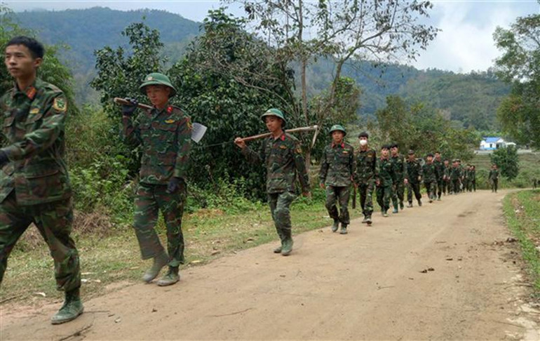 Cán bộ, chiến sĩ Trung đoàn 852 trên đường hành quân, dã ngoại, giúp dân xây dựng nông thôn mới.