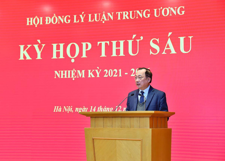 Đồng chí Nguyễn Văn Thành đọc tóm tắt dự thảo Báo cáo tổng kết. (Ảnh: THỦY NGUYÊN)