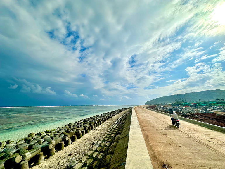 Đường cơ động phía đông nam tạo thành vành đai giao thông trọng yếu kết hợp kè chắn sóng chống sạt lở, kết nối hạ tầng giao thông tổng thể huyện đảo Lý Sơn. Đường cơ động phía đông nam tạo thành vành đai giao thông trọng yếu kết hợp kè chắn sóng chống sạt lở, kết nối hạ tầng giao thông tổng thể huyện đảo Lý Sơn.