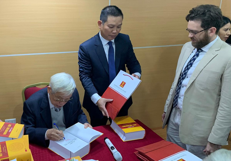 Tác giả Vũ Văn Âu ký tặng tại buổi lễ.