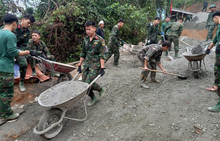 Sức trẻ giúp dân xây dựng nông thôn mới.