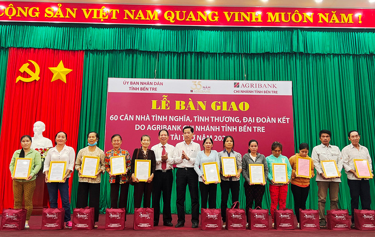 Trao quyết định tài trợ xây dựng nhà tình nghĩa, tình thương, đại đoàn kết cho các hộ dân.