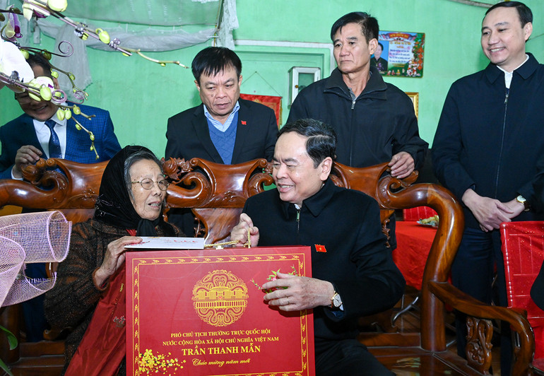 Phó Chủ tịch Thường trực Quốc hội Trần Thanh Mẫn tặng quà Tết cho Mẹ Việt Nam Anh hùng Đồng Thị Tuyên. Phó Chủ tịch Thường trực Quốc hội Trần Thanh Mẫn tặng quà Tết cho Mẹ Việt Nam Anh hùng Đồng Thị Tuyên.