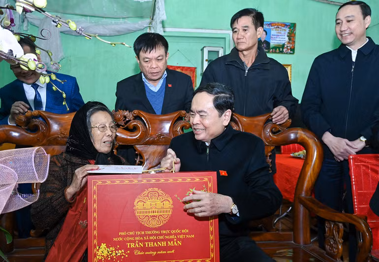 Phó Chủ tịch Thường trực Quốc hội Trần Thanh Mẫn tặng quà Tết cho Mẹ Việt Nam Anh hùng Đồng Thị Tuyên.