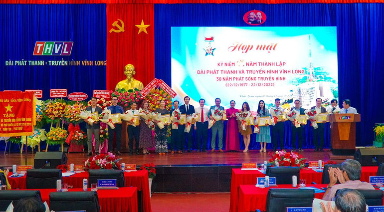 UBND tỉnh Vĩnh Long tặng Bằng khen cho các tổ chức có đóng góp cho Đài Phát thành và Truyền hình Vĩnh Long đạt thành tích xuất sắc nhiều năm liền.