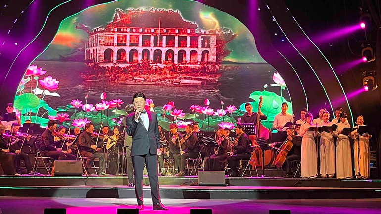 NSND Tạ Minh Tâm thể hiện ca khúc "Dấu chân phía trước" (thơ Hồ Thi Ca).