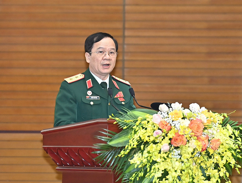 Đồng chí Trung tướng Khuất Việt Dũng, Phó Chủ tịch Hội Cựu chiến binh Việt Nam khóa VI trình bày báo cáo tại đại hội.