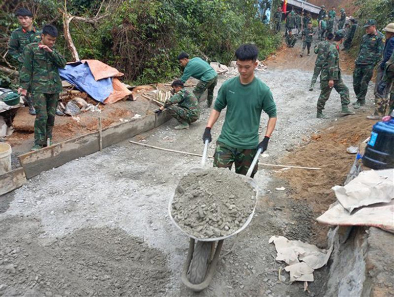 Màu xanh áo lính trên công trường giúp dân xây dựng nông thôn mới.