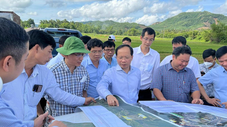 Lãnh đạo Ban quản lý dự án 85 (Bộ Giao thông vận tải) chủ đầu tư dự án thành phần Quy Nhơn- Chí Thạnh kiểm tra hướng tuyến tại thị xã Sông Cầu, Phú Yên.