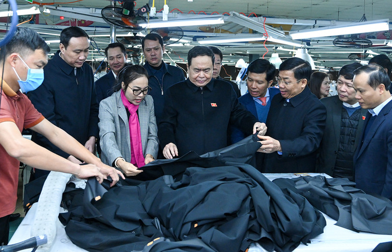 Các đại biểu tham quan dây chuyền sản xuất tại Công ty May Bắc Giang. Các đại biểu tham quan dây chuyền sản xuất tại Công ty May Bắc Giang.