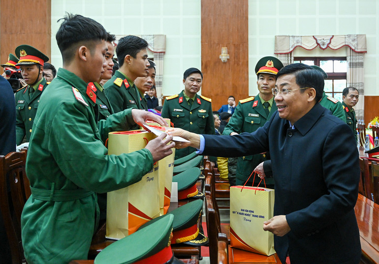 Bí thư Tỉnh ủy Bắc Giang Dương Văn Thái tặng quà cho cán bộ, chiến sĩ Sư đoàn 3. Bí thư Tỉnh ủy Bắc Giang Dương Văn Thái tặng quà cho cán bộ, chiến sĩ Sư đoàn 3.