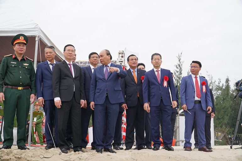 Chủ tịch nước Nguyễn Xuân Phúc, Thường trực Ban Bí thư Võ Văn Thưởng kiểm tra thực địa khu vực xây dựng bến cảng Liên Chiểu.