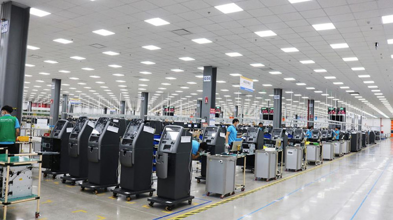 Một góc phân xưởng lắp ráp hoàn thiện máy ATM tại Công ty HFS VINA. (Ảnh: Nguyễn Hải)