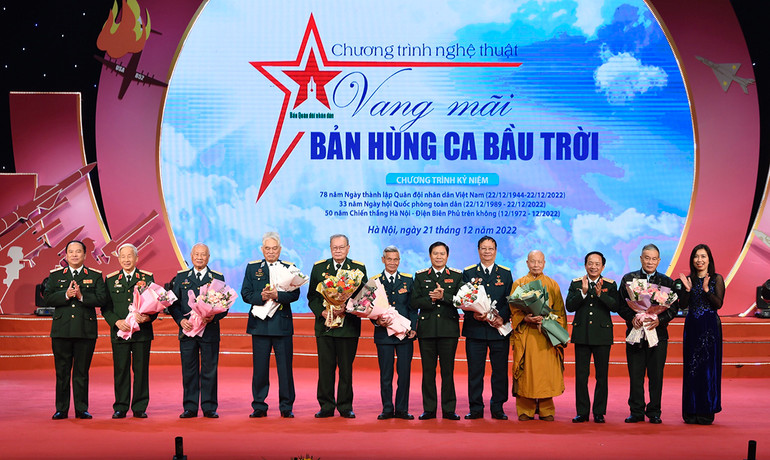 Vinh danh, tri ân các Anh hùng Lực lượng vũ trang nhân dân có thành tích đặc biệt xuất sắc trong chiến dịch “Hà Nội - Điện Biên Phủ trên không”.