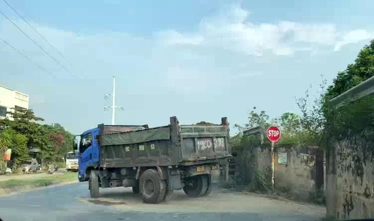 Cát vương vãi ra đường gây ô nhiễm môi trường.