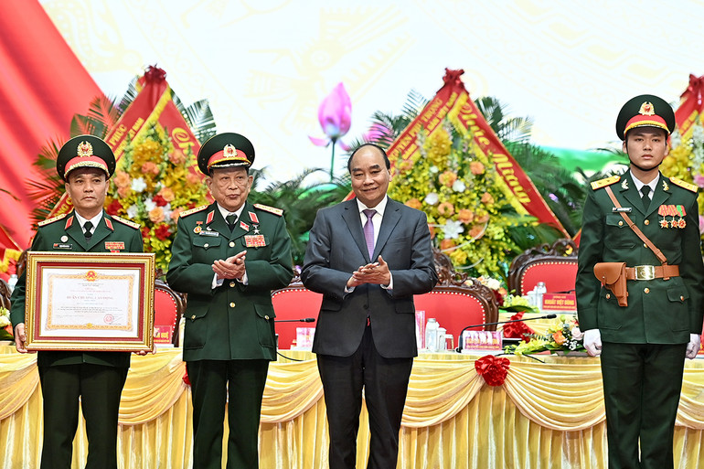 Chủ tịch nước Nguyễn Xuân Phúc trao Huân chương Lao động hạng Nhất tặng Hội Cựu chiến binh Việt Nam. (Ảnh: ĐĂNG KHOA)