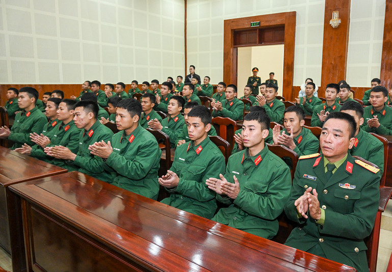 Cán bộ, chiến sĩ Sư đoàn 3 dự buổi gặp mặt. Cán bộ, chiến sĩ Sư đoàn 3 dự buổi gặp mặt.