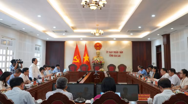 Quang cảnh buổi làm việc. Quang cảnh buổi làm việc.