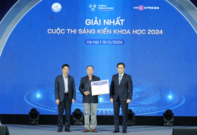 Đội giành giải Nhất cuộc thi Sáng kiến Khoa học năm 2024.