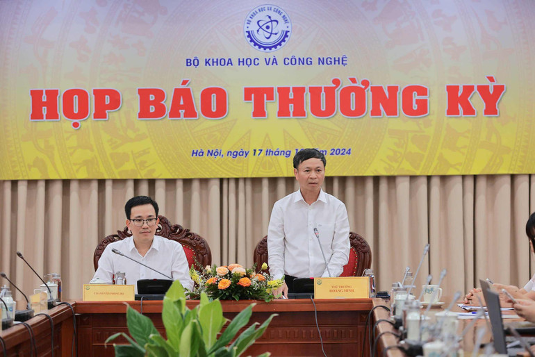 Thứ trưởng Khoa học và Công nghệ Hoàng Minh phát biểu tại cuộc họp báo.