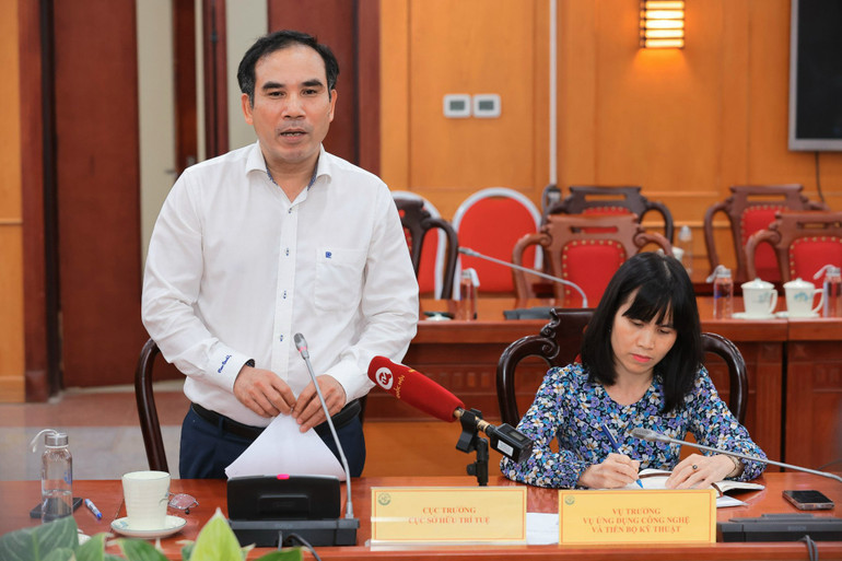 Đại diện lãnh đạo đơn vị chuyên môn của Bộ Khoa học và Công nghệ trả lời báo chí về các vấn đề liên quan.