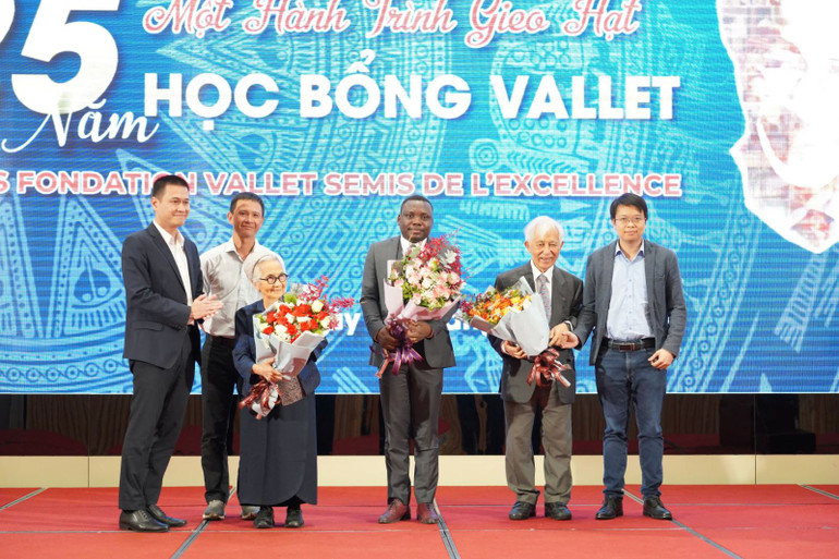 Đại diện cựu sinh viên, học sinh nhận học bổng Vallet tặng hoa tri ân Giáo sư Trần Thanh Vân, Giáo sư Lê Kim Ngọc và Tiến sĩ Espéran Padonou.