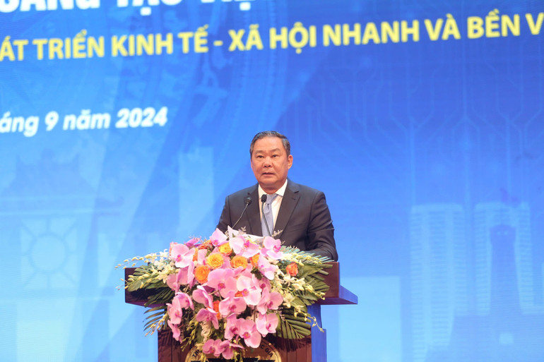 Phó Chủ tịch Thường trực Ủy ban nhân dân Thành phố Hà Nội Lê Hồng Sơn phát biểu ý kiến.