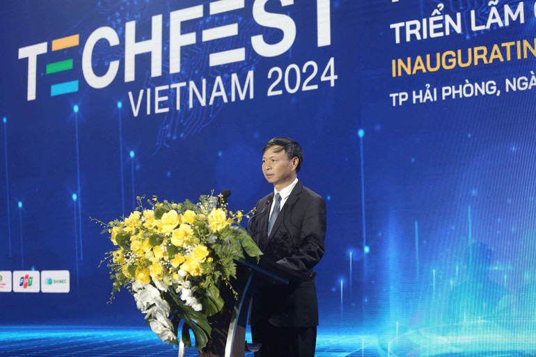 Thứ trưởng Khoa học và Công nghệ Hoàng Minh phát biểu tại triển lãm.