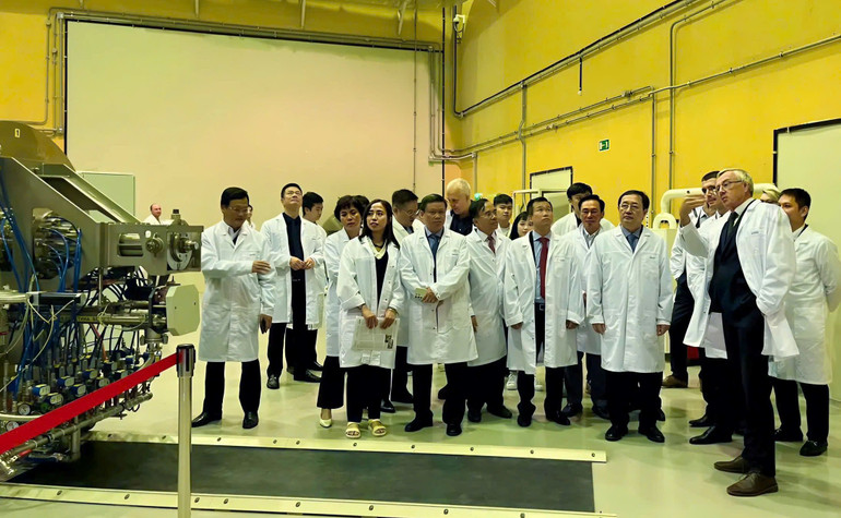 Đoàn công tác tham quan các phòng nghiên cứu của JINR.