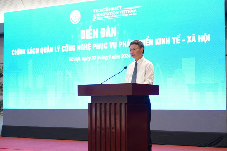 Thứ trưởng Khoa học và Công nghệ Hoàng Minh phát biểu ý kiến tại diễn đàn.