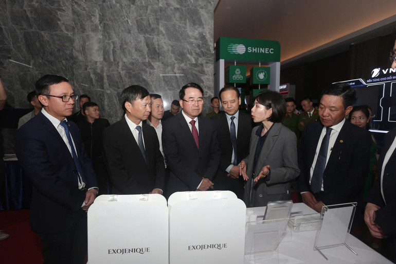 Các đại biểu tham quan triển lãm.