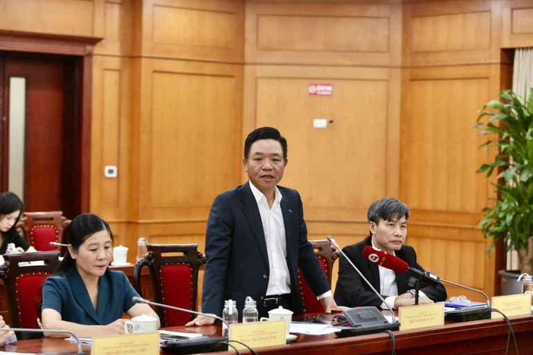 Lãnh đạo Sở Khoa học và Công nghệ Hải Phòng trả lời các câu hỏi của đại biểu.