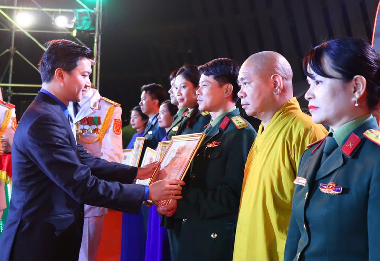 Bí thư Trung ương Đoàn, Chủ tịch Hội Sinh viên Việt Nam Nguyễn Minh Triết trao bằng khen tặng các cá nhân xuất sắc, tiêu biểu.