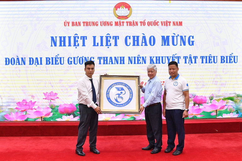 Chủ tịch Hội Thanh niên khuyết tật Việt Nam Phạm Văn Thành và Trưởng Ban vận động thành lập Hội (lần lượt bên trái và phải) trao tặng đồng chí Đỗ Văn Chiến món quà kỷ niệm của Đại hội đại biểu toàn quốc Hội Thanh niên khuyết tật Việt Nam lần thứ nhất, nhiệm kỳ 2024-2029.