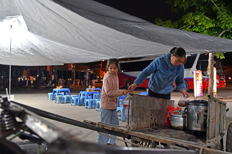 Dù là ngày hè với nắng nóng oi bức hay mùa đông giá rét, cô học trò nhỏ vẫn luôn đóng vai trò "nhân viên" chăm chỉ của quán ăn. Em hiểu rõ rằng, tiểu đường không phải là một căn bệnh nhẹ, và bà nội em (áo xanh trong ảnh) cũng đang ngày một lớn tuổi hơn.
