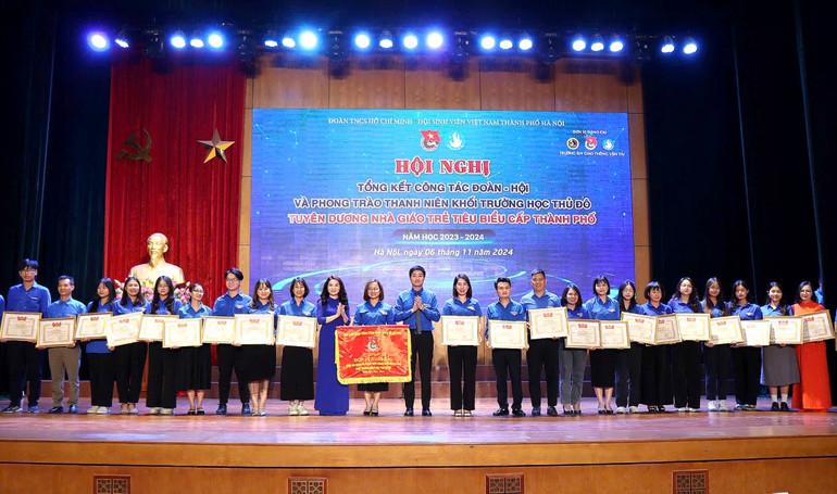 Phó Trưởng Ban Thanh niên Trường học Trung ương Đoàn, Giám đốc Trung tâm Hỗ trợ và phát triển sinh viên Việt Nam Lâm Tùng và Bí thư Thành đoàn Hà Nội Chu Hồng Minh (lần lượt thứ 12 và 10 từ trái sang) trao Cờ thi đua, Bằng khen của Trung ương Đoàn tặng các tập thể, cá nhân xuất sắc.